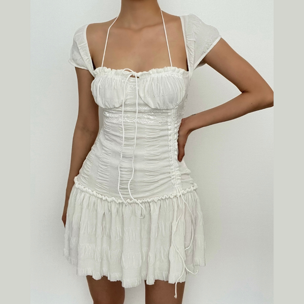Mini-robe à manches courtes texturées et froncées à col carré et licou