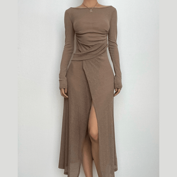 Robe midi à épaules dénudées et manches longues transparentes avec fente irrégulière