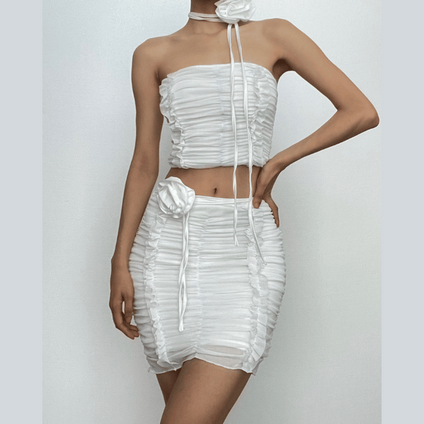 Ensemble de mini-jupe tube unie froncée avec appliques de fleurs à volants