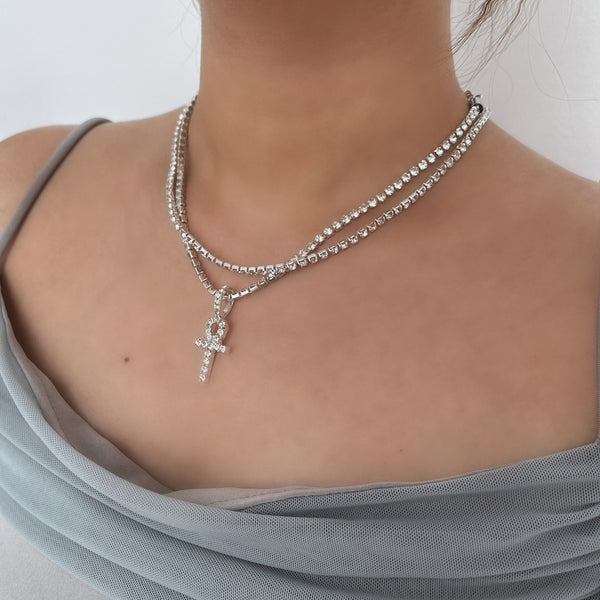 Collier avec pendentif en croix et strass 