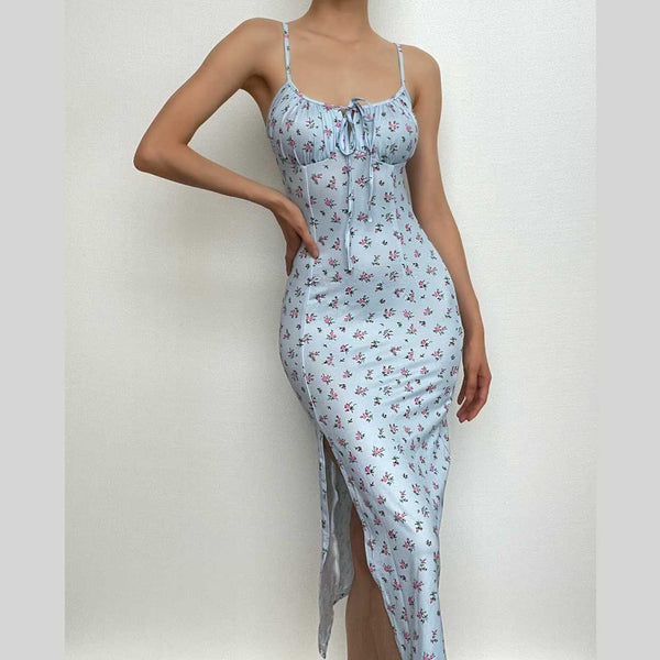 Robe froncée à col cœur et à fente haute 