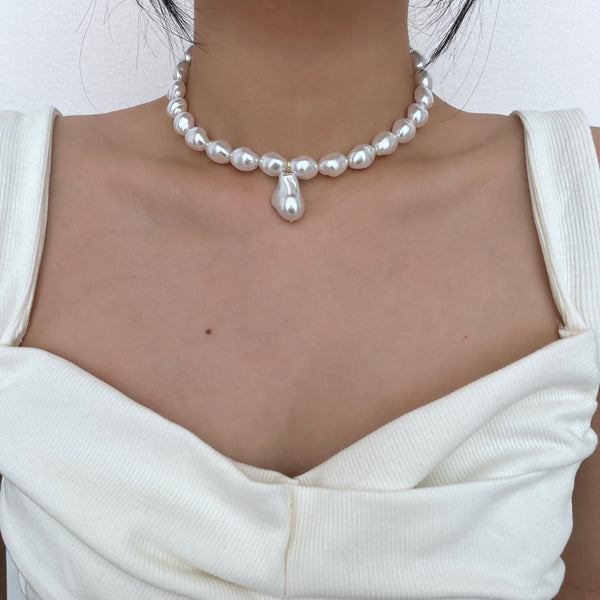 Collier pendentif irrégulier en fausses perles 