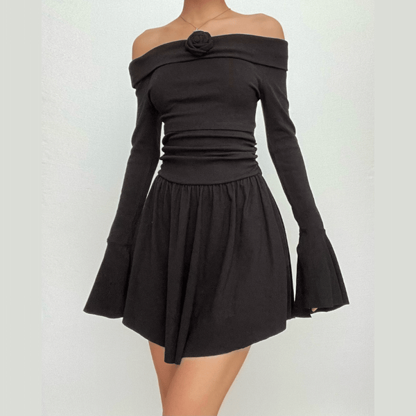Robe courte fendue à manches longues évasées et à appliques florales 