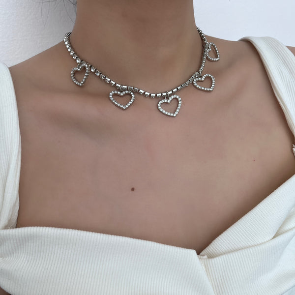 Collier ras du cou avec pendentif en forme de cœur et strass 