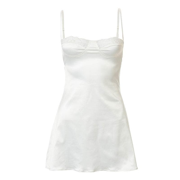Robe mini camisole dos nu froncée en satin avec ourlet en dentelle