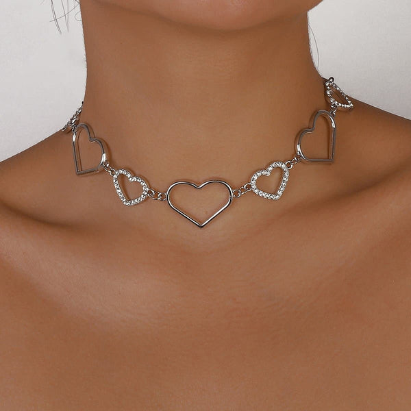 Collier ras du cou avec anneau en forme de cœur en strass 