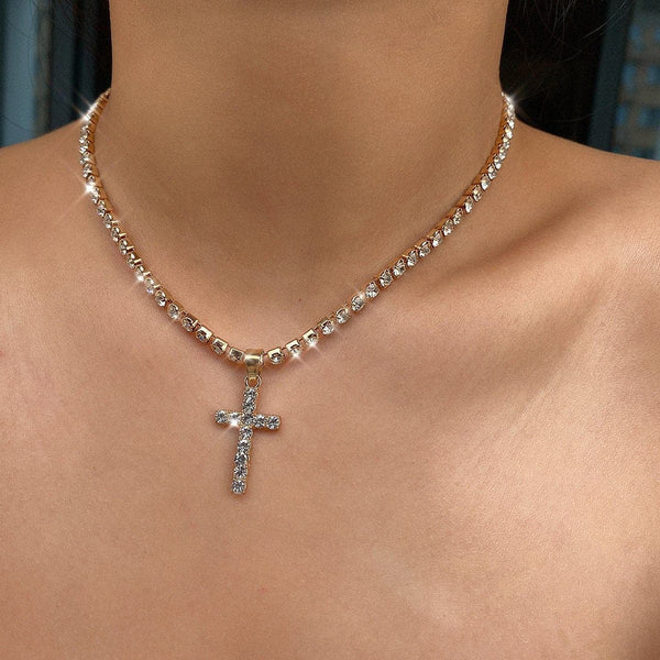 Collier pendentif croix en strass 