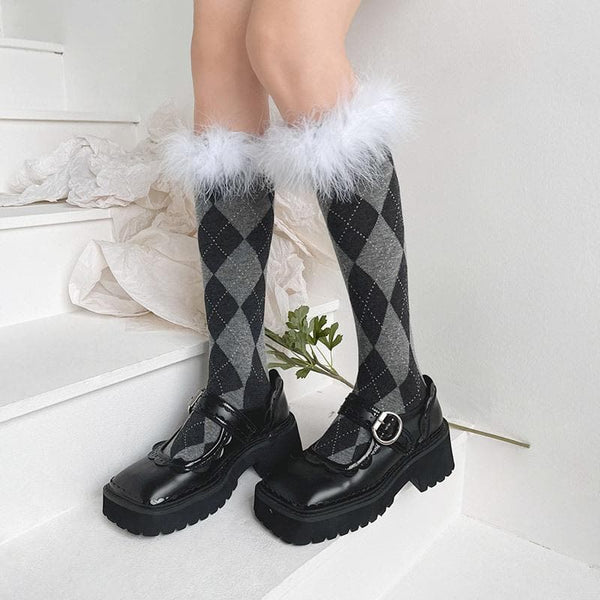 Chaussettes hautes contrastées à carreaux et plumes 