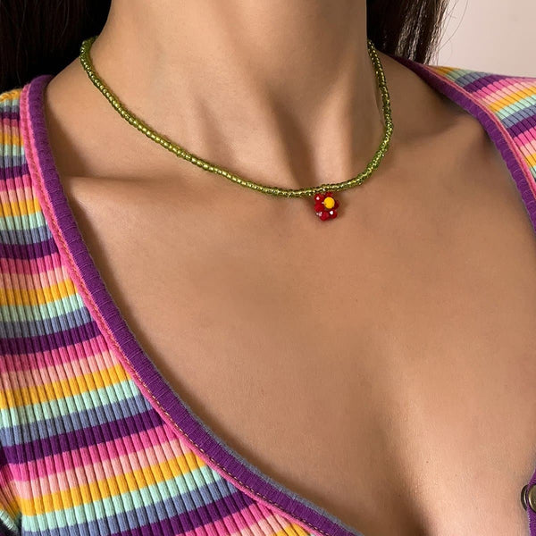 Collier pendentif fleur en perles multicolores 