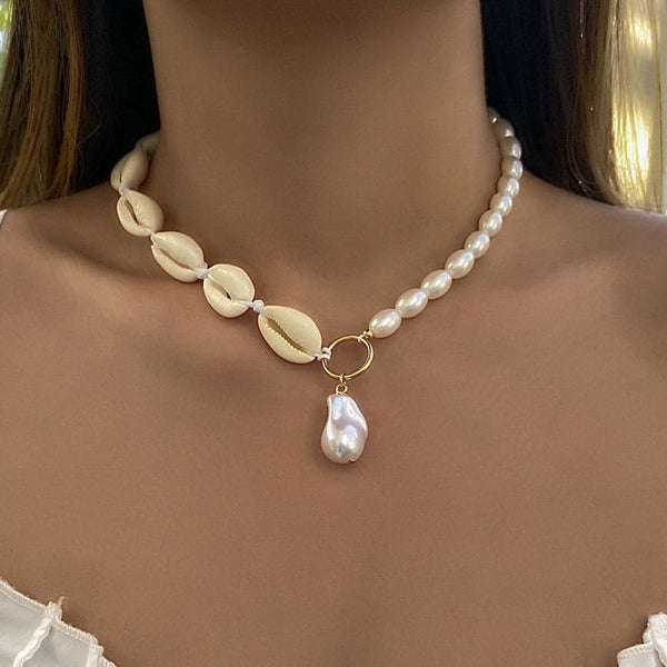 Collier ras du cou avec pendentif en fausse perle et coquillage 