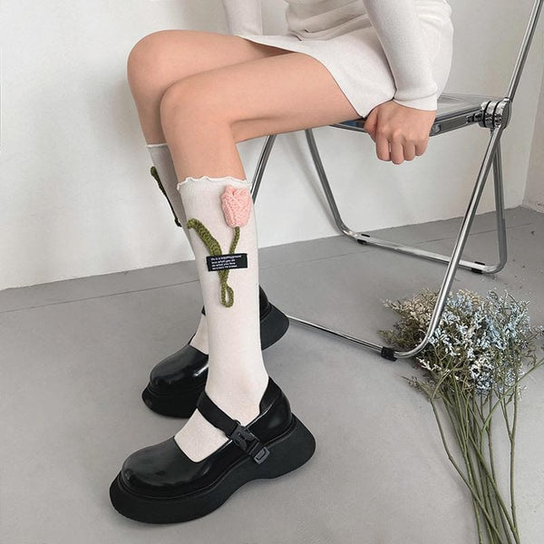 Chaussettes longues à volants et appliqués de fleurs 