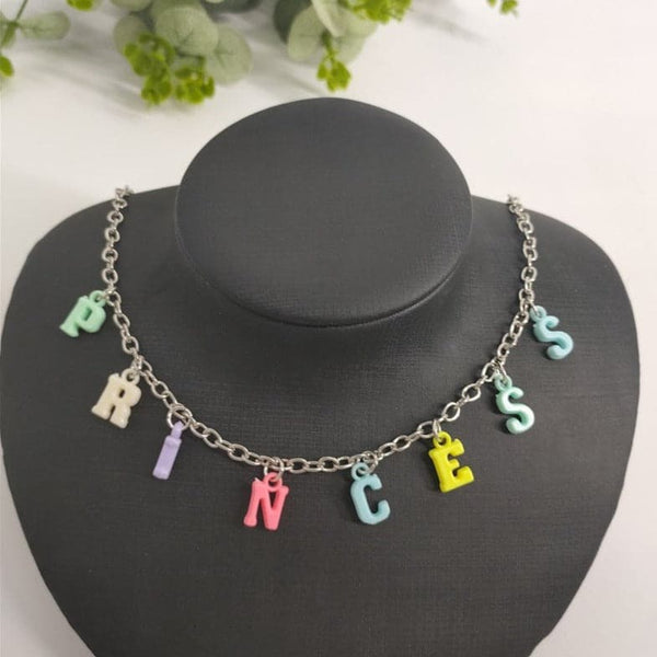 Collier pendentif lettre multicolore 
