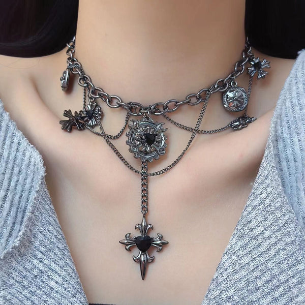 Collier chaîne superposée avec pendentif croix et pierres 