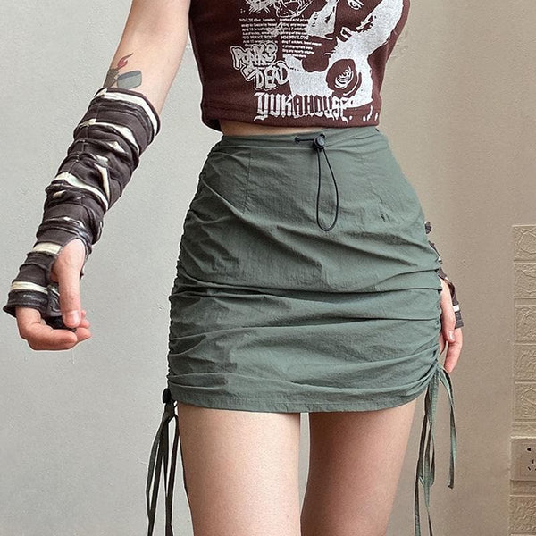 Une mini-jupe zippée unie froncée avec cordon de serrage 