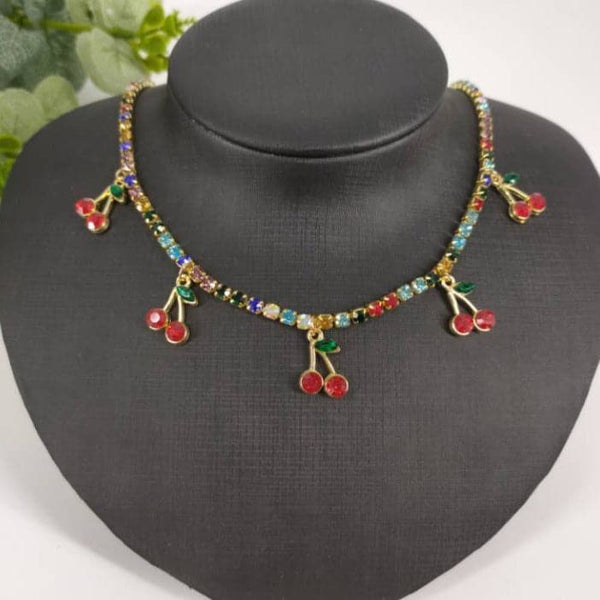 Collier ras du cou multicolore avec pendentif cerise 