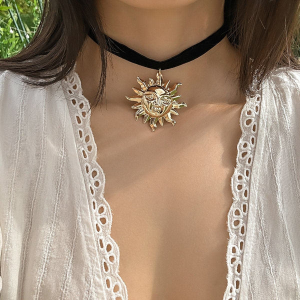 Collier ras du cou en velours avec pendentif soleil 