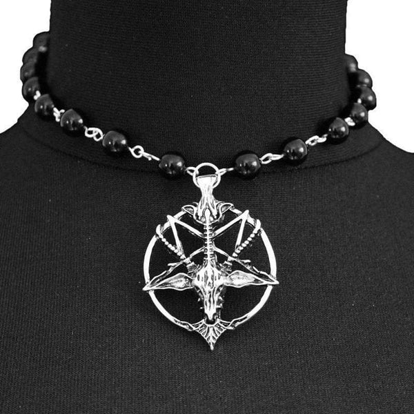 Collier chaîne avec pendentif étoile contrasté en perles 
