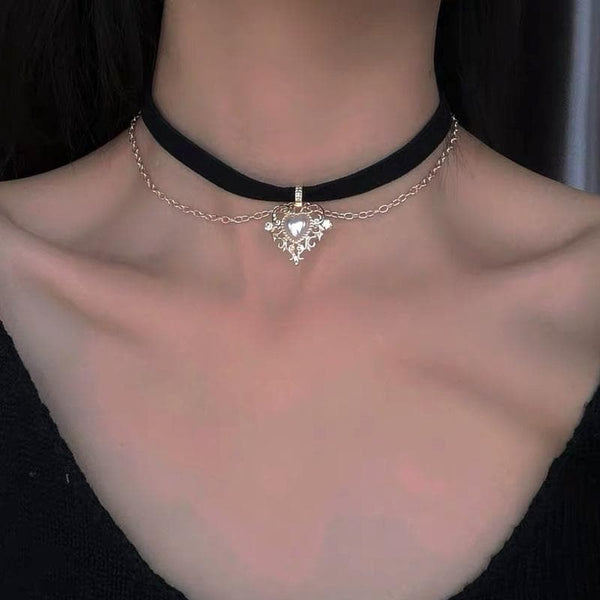 Collier ras du cou en velours avec pendentif en forme de cœur 